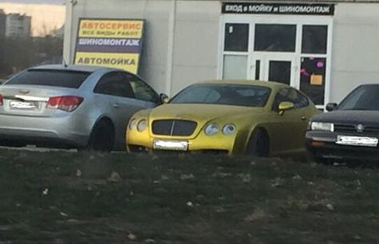 На воронежской шиномонтажке был замечен золотистый Bentley Continental GT