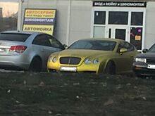 На воронежской шиномонтажке был замечен золотистый Bentley Continental GT