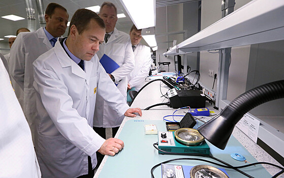 Медведев назвал импортозамещение в науке спорной историей