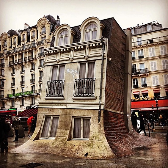 Такую фантазию на тему парижской классики можно найти неподалеку от Северного вокзала. 