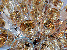 Канадец подал в суд на авиакомпанию за "игристое вино вместо шампанского"