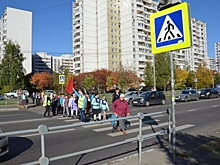 В Зеленограде сотрудники ГИБДД прогулялись с детьми по пешеходным маршрутам
