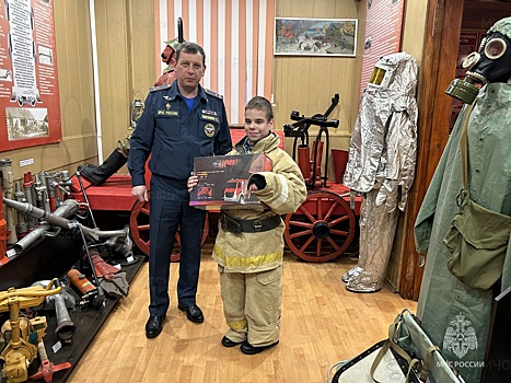 Глава МЧС подарил калужскому школьнику пожарную машину