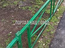 Коммунальные службы отремонтировали ограждение газона на Люблинской
