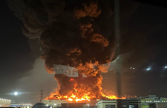 Три человека огонь. Огненный человек. Огненная девушка. Много костров. Горю в огне.