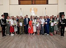 Глава Дзержинска Иван Носков вручил премию «Волонтер трудовой доблести»