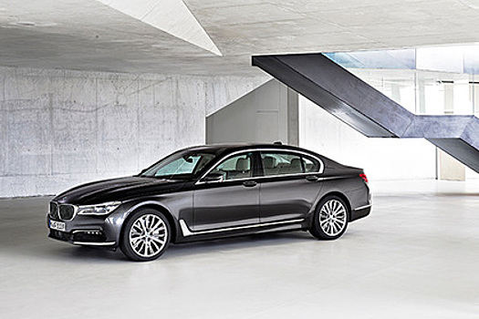 BMW 7 научили дистанционно парковаться при помощи ключа