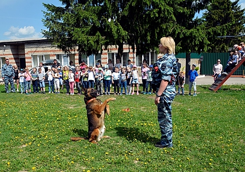 В Смоленске школьники побывали в гостях у полицейских-кинологов