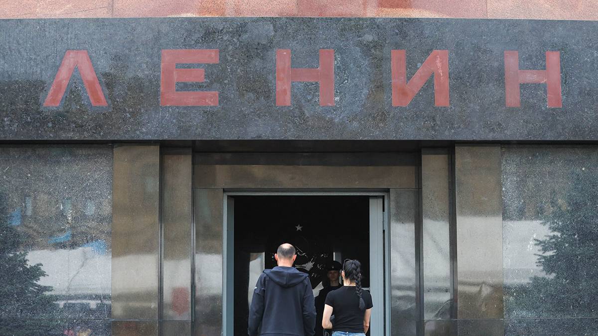 Осторожно, Москва: Студент бросил ботинок в саркофаг с Лениным в Мавзолееам