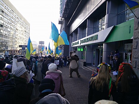 Радикалы начали штурм отделения «Сбербанка» в Киеве
