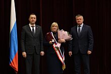 Двум саратовцам передали регалии к званию «Почетный гражданин Саратовской области»