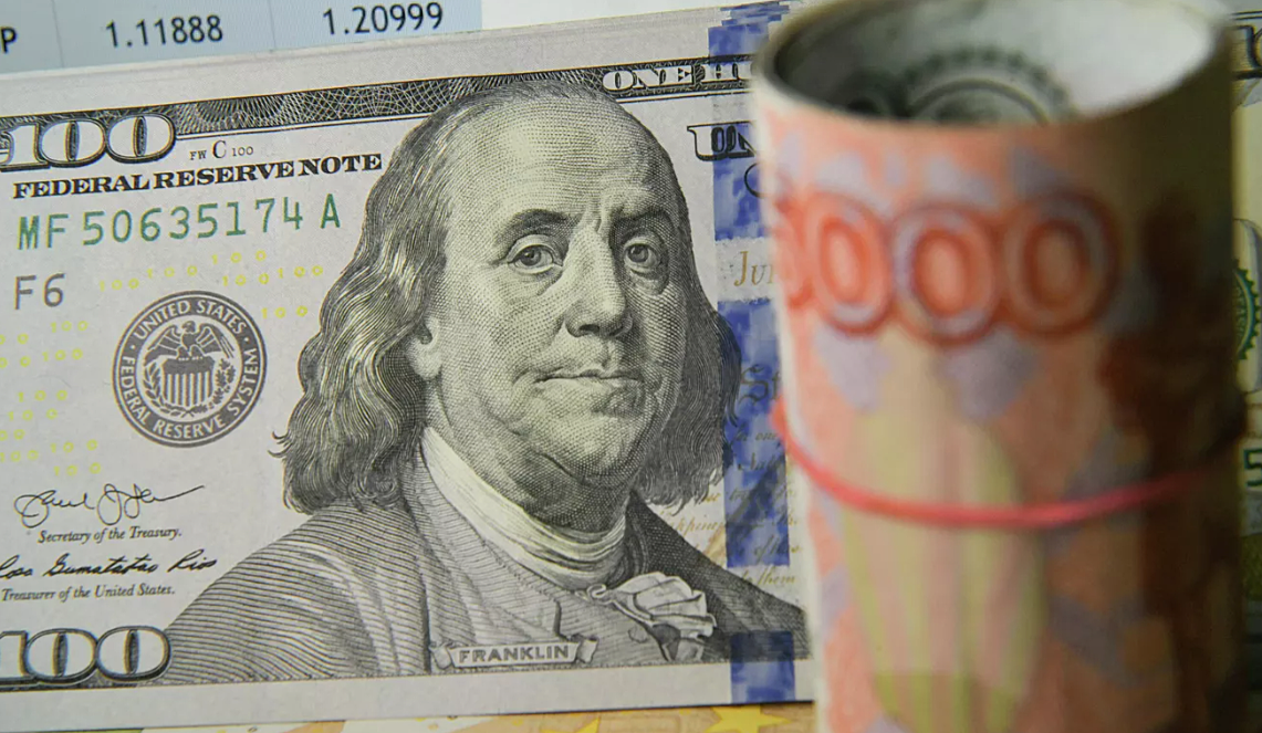 Курс рубля снизился к доллару на открытии торгов