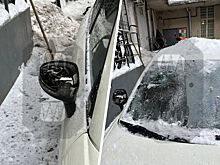 В Москве коммунальщики разбили три авто, сбросив на них снег с крыши