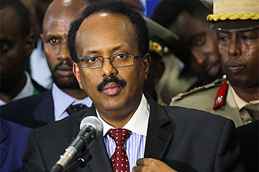 Президенту Сомали подарили бейсболку с надписью Make Somalia Great Again