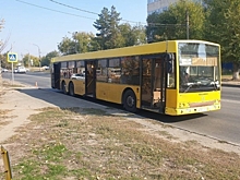 Утром в Волжском руку пассажира зажало в дверях автобуса