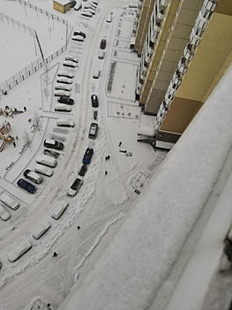 Подросток сорвался с высоты в Петербурге. Громкий хлопок услышала соседка