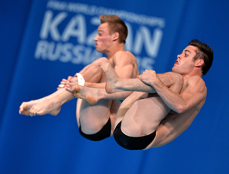 Дэвид Боудиа и Стил Джонсон (США) в предварительном раунде соревнований по синхронным прыжкам в воду с вышки 10 м среди мужчин