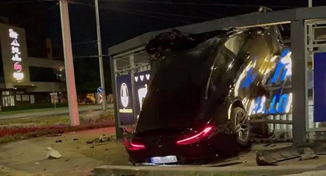 Mercedes-AMG GT врезался в автобусную остановку в Болгарии