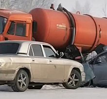 Автомобилистка и пассажир пострадали в лобовом ДТП с автоцистерной в Кузбассе