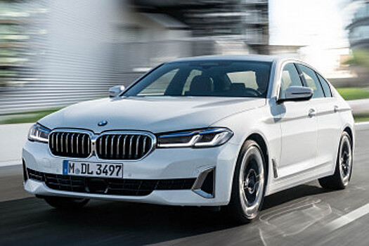 Рестайлинговый BMW 540i 2021 в белом цвете Alpine White и с пакетом M Sport