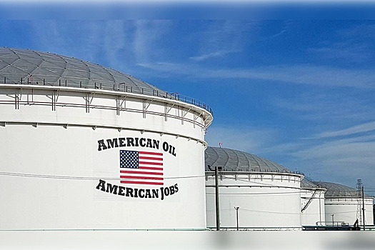 В США продолжают снижаться коммерческие запасы нефти