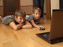 Эксперты обсуждают, стоит ли запрещать соцсети детям и подросткам до 16 лет