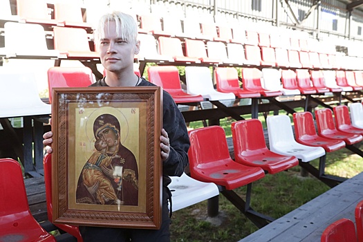 Перед шоу в Новомосковске SHAMAN получил в подарок икону от поклонницы с Валаама