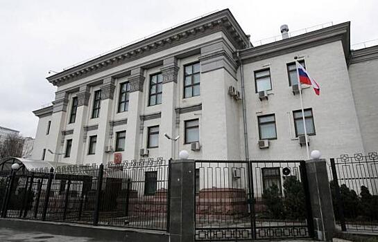 Российские дипломаты пока продолжат свою работу в Киеве