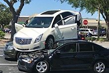 Видео: американский пенсионер «припарковал» свой Cadillac на двух автомобилях