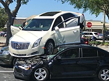 Видео: американский пенсионер «припарковал» свой Cadillac на двух автомобилях