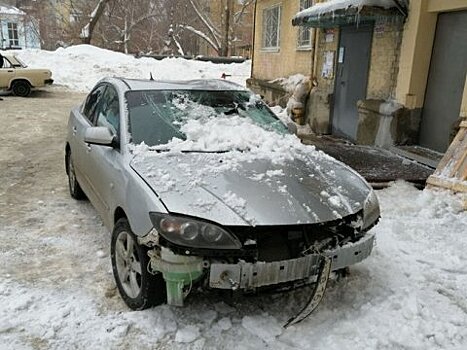 Глыба снега обрушилась на «Мазду» во дворе саратовского дома