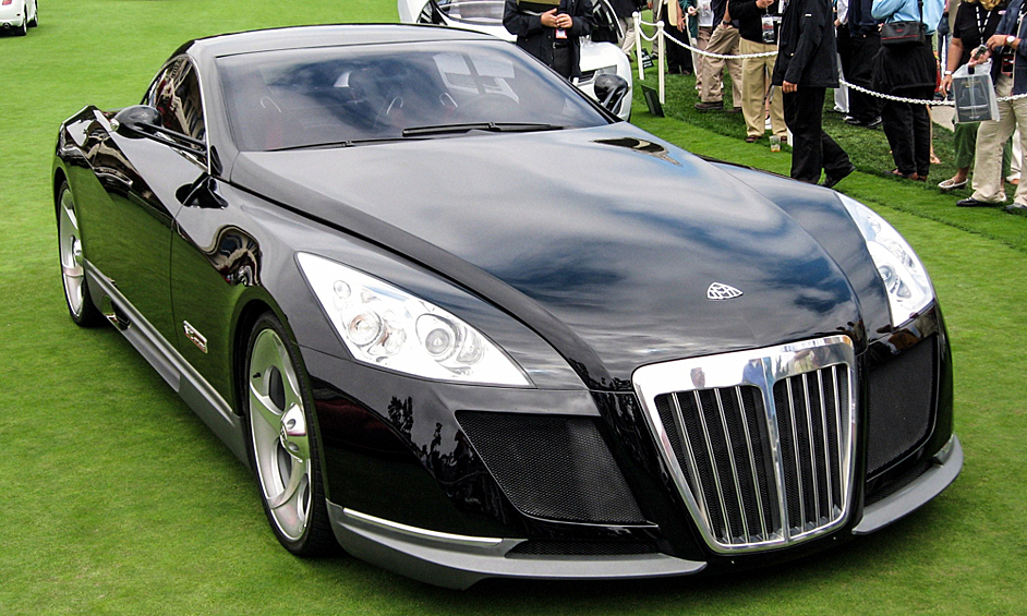 Maybach Exelero, 8 млн долларов Maybach Exelero был впервые представлен на мероприятии в Берлине в 2005 году как высокорезультативный спорткар, созданный компаний Stola (сейчас входит в Bluetec) в коллаборации с «Даймлер Крайслер».  Один из самых дорогих автомобилей в мире имеет двигатель объемом 5,9 литра, пятиступенчатую автоматическую коробку передач и задний привод. Мощность мотора составляет 700 лошадиных сил, пишет motor1.com