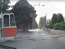 "Водитель, ты судак": трамвай проехал на красный свет