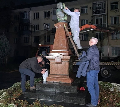 Бюст Пушкина убил украинца во время сноса памятника поэту в Житомире
