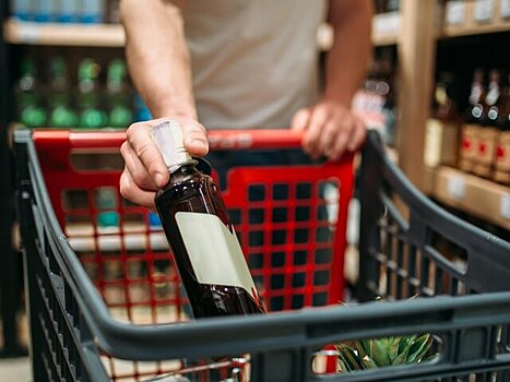 Эксперт прокомментировал вероятность дефицита алкоголя в России в преддверии Нового года