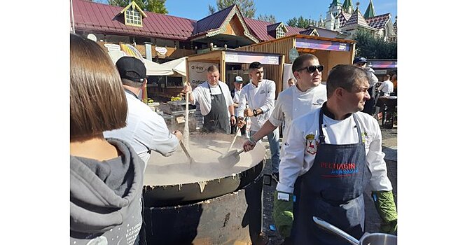 390 килограмм гурьевской каши приготовили на фестивале в Измайлово