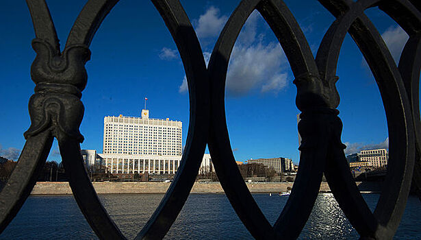 При падении автомобиля в Москву-реку погиб человек