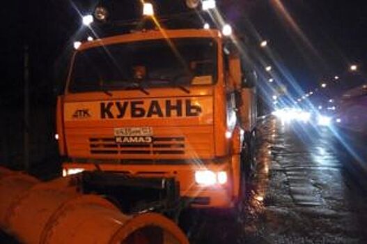 Дороги Краснодара ночью обработали противогололедными материалами