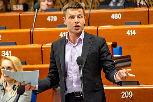 Депутат Рады Гончаренко пожаловался на порванные брюки после драки с коллегами