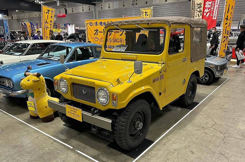 А это что за бэби — Land Cruiser? Крохотный внедорожничек Daihatsu Taft выпускался с 1974 по 1984 год. И размерами, и внешностью он изрядно напоминает Suzuki Jimny первого поколения, но всё-таки был немного крупнее его и оснащался моторами большего объёма — и потому не относился к сверхкомпактному классу «кей-каров». Под капотом могли быть бензиновые двигатели объёмом 1 и 1,6 литра либо дизели объёмом 2,5 и 2,8 литра. Конструктивно это классический внедорожник — рамный, с неразрезными мостами на рессорах и подключаемым полным приводом.