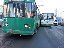 Видео: автобус без водителя попал в ДТП с троллейбусом на Дуси Ковальчук