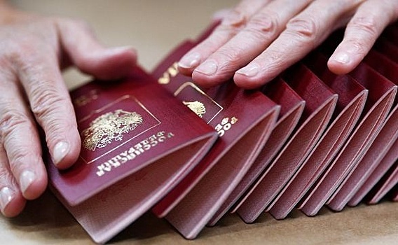 В комиссии по вопросам миграции объяснили смысл закона об упрощённом получении гражданства РФ