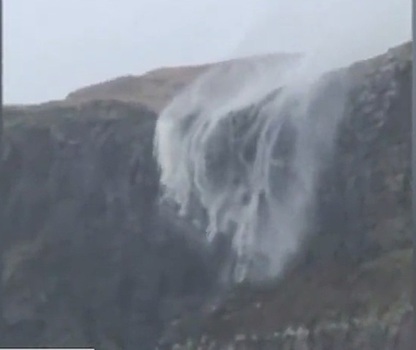 На видео попало, как шторм остановил водопад в Шотландии