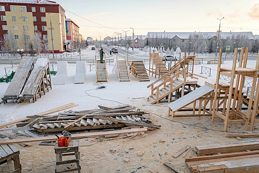 В ЯНАО начали строить ледовый городок