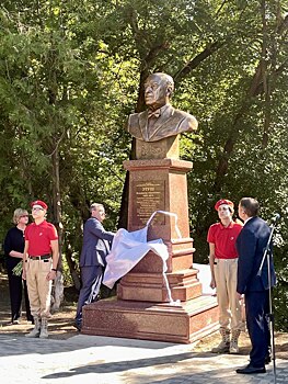 Памятник Владимиру Этушу открыли в Аксае на территории мемориального комплекса &laquo;Переправа&raquo;