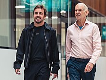 «Фундамент будущего». «Астон Мартин» опубликовал совместные фото Алонсо с Ньюи на базе