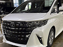 В Сети опубликовали первые «живые» фотографии нового Toyota Alphard