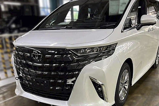 В Сети опубликовали первые «живые» фотографии нового Toyota Alphard