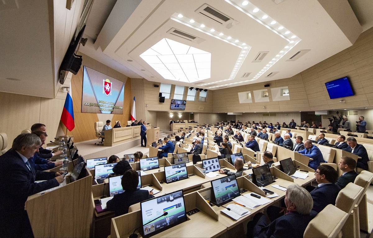 Крымские депутаты забыли выключить микрофон во время заседания