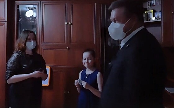 Любимов передал семилетнему рязанцу подарок от президента